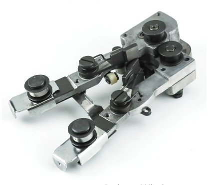 LOWER GEAR BRACKET ASSY